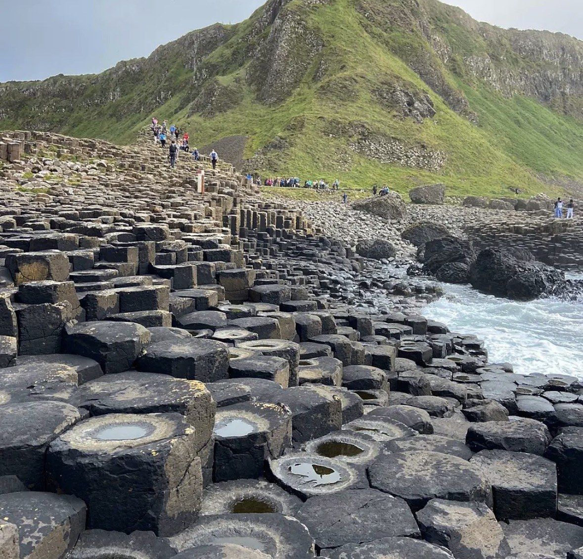 Strada costiera e parcheggio verso l'ingresso del Giant's Causeway