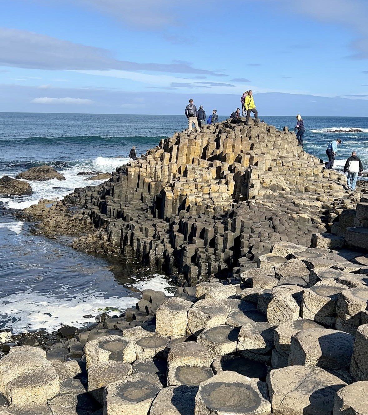 Cartello informativo e punto biglietti al centro visitatori del Giant's Causeway